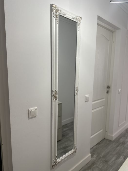 Oglinda de perete alba cu auriu