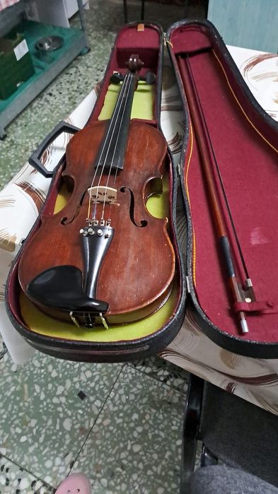 Vioară veche copie după Antonius Stradivarius + arcuș + cutie