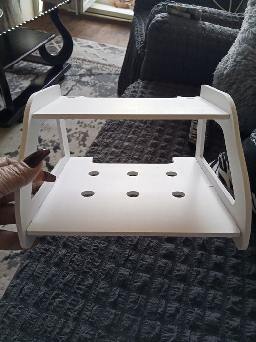 Продаётся навесная  полочка под телевизор