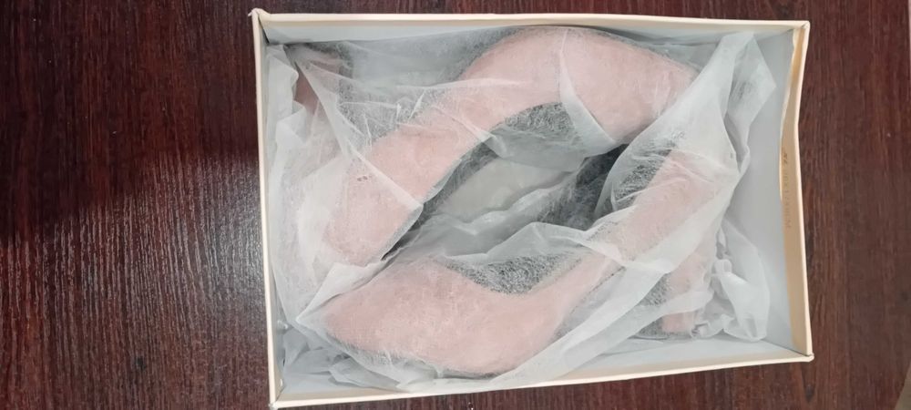 Продавам обувка на ток, естествен велур, нови