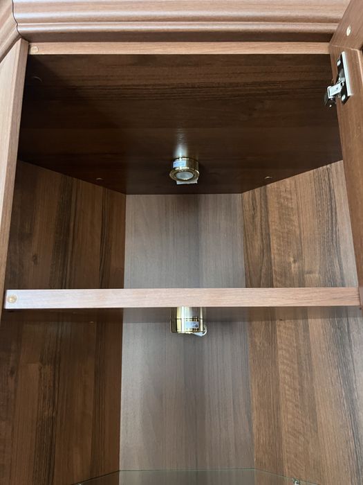 Продается угловой шкаф для посуды (сервант)