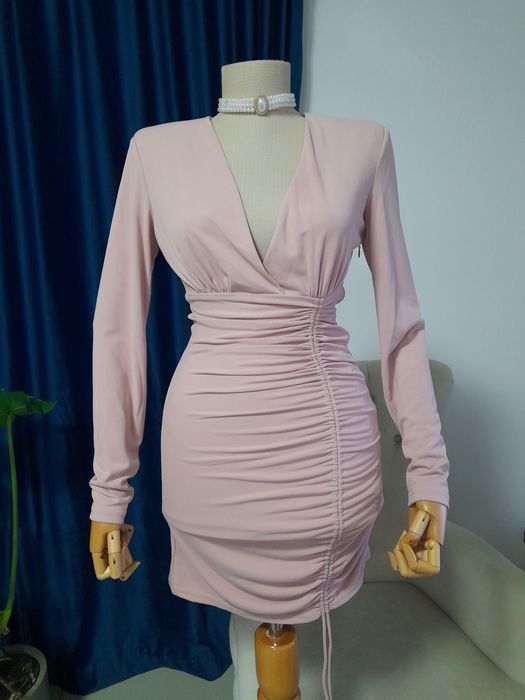 Rochie scurta roz cu drapaje umeri supradimensionați mărimea XS Zara