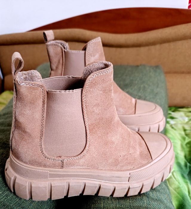 Дамски велур бежави боти