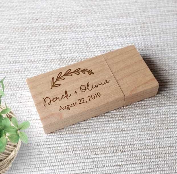 Гравирана флашка от орех или череша персонализирана с имена