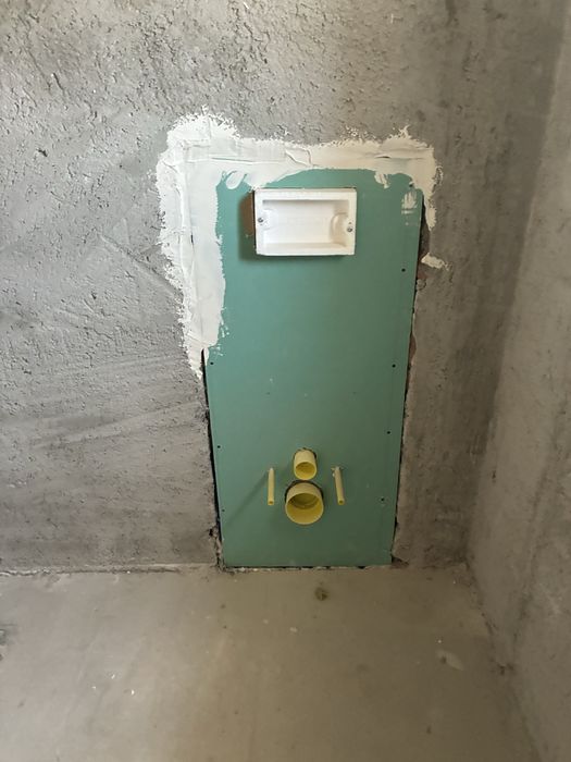 Meseriasi facem:  urmatoarele: glet si zugraveli si manual si cu pompa.