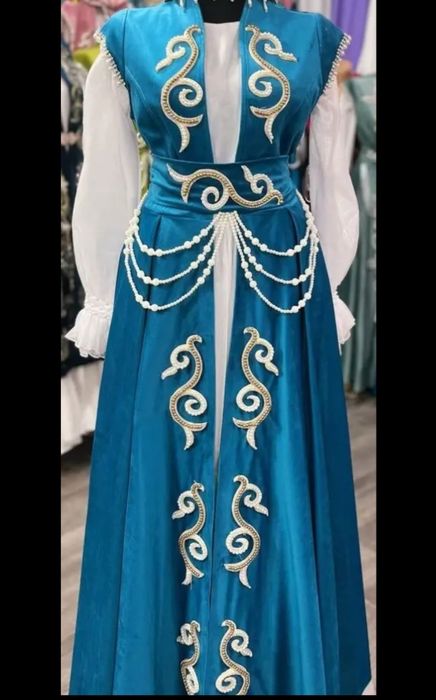 Қазақша көйлек шапанымен