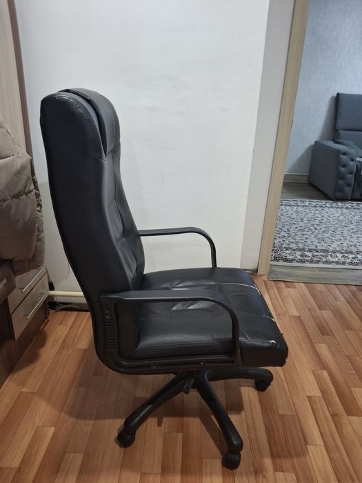 Большое офисное кресло