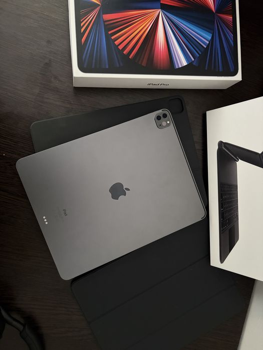 iPad Pro 12.9 (5th gen) + Magic Keyboard