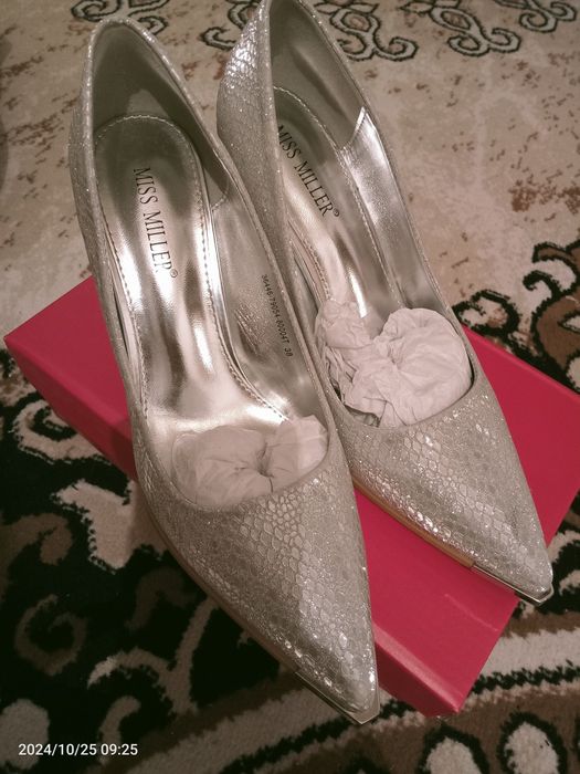 Аяқ киімдер сатылады