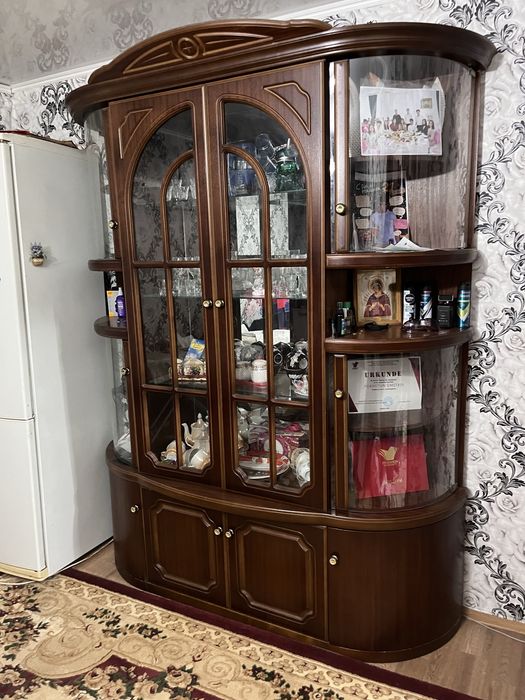 Продается сервант / шкаф в зал