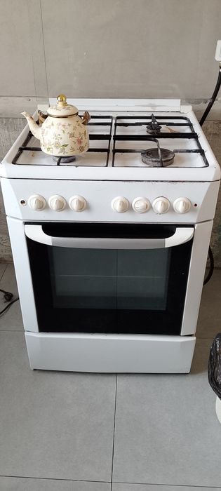 Газ плита продается цвет белый