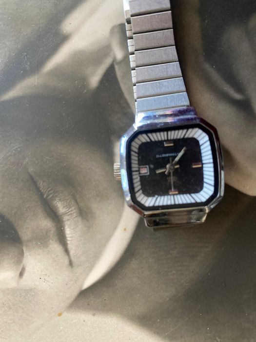 ceas Seiko 5 dama, cu cadran negru și carcasă pătrată ,antimagnetic.