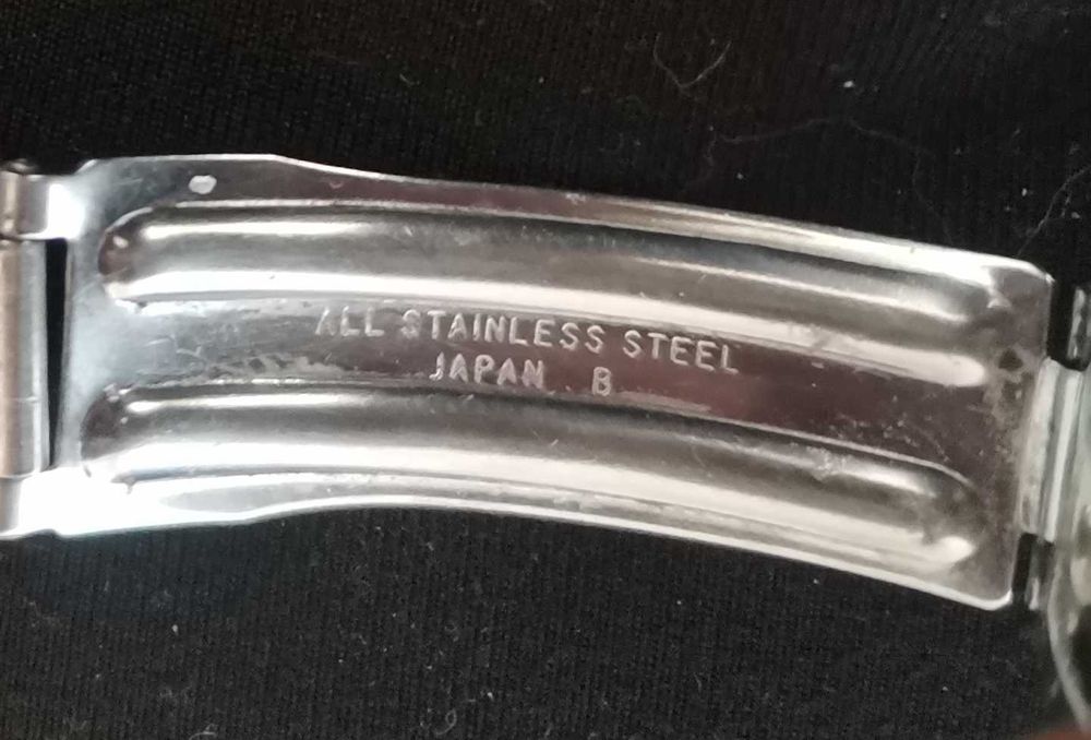 Продавам електронен часовник Seiko, работещ!.