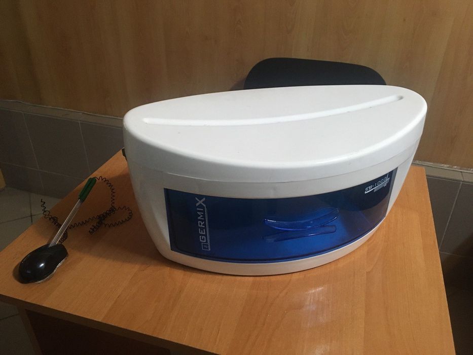 Парикмахерское кресло, детский стульчик.