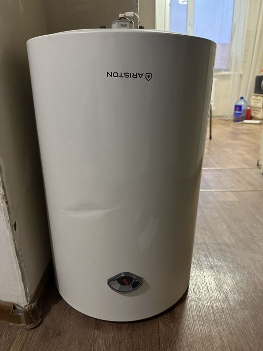 Бойлер от фирмы Ariston 80л