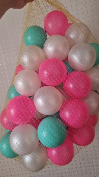 Цветные шарики в сетке