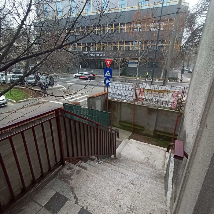 Spatiu 14 mp de inchiriat vis a vis de Univ Titu Maiorescu timpuri noi