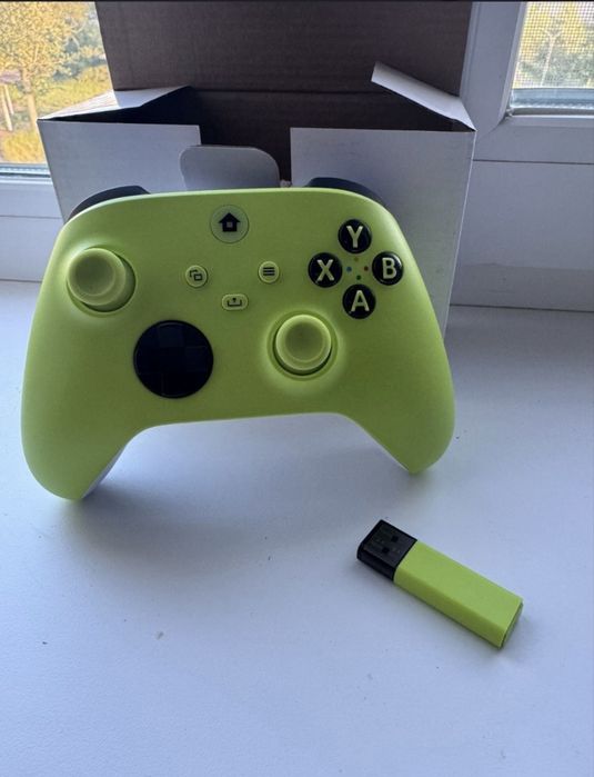 Наушники, ноутбук, пылесос, джостики.