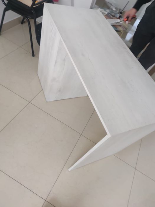 Продается маникюрный стол