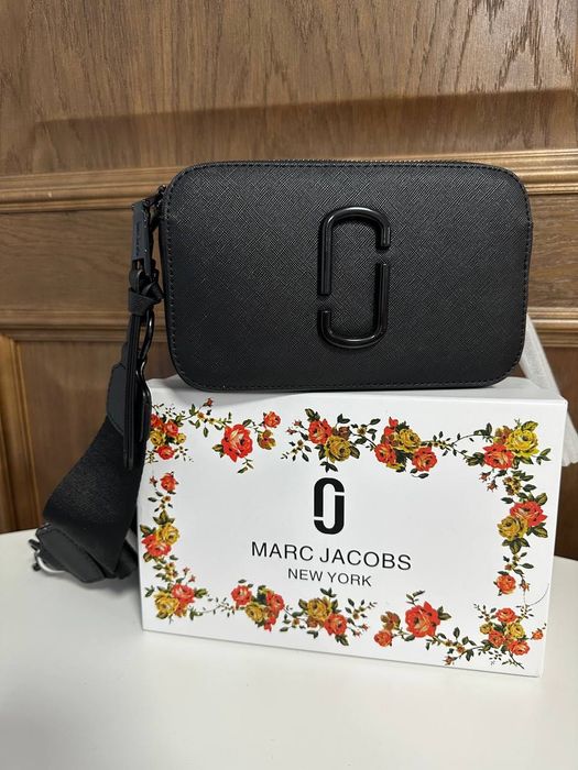 Черная сумочка с ремешком