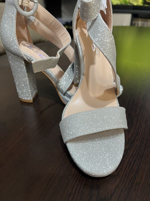 Чисто нови сандали