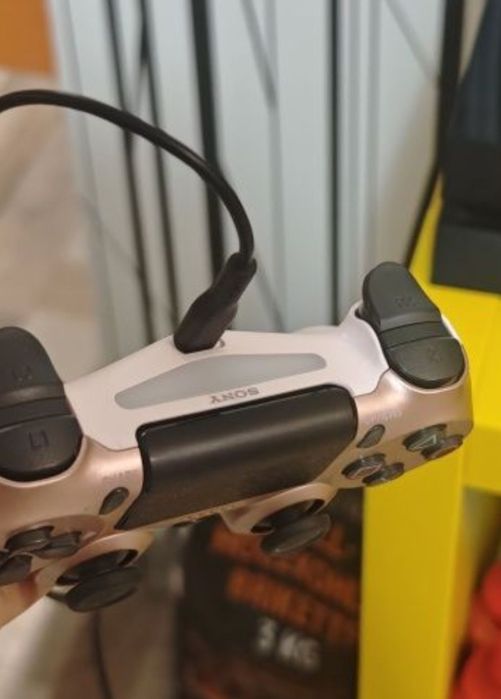 Продавам PS4 Fat 1TB