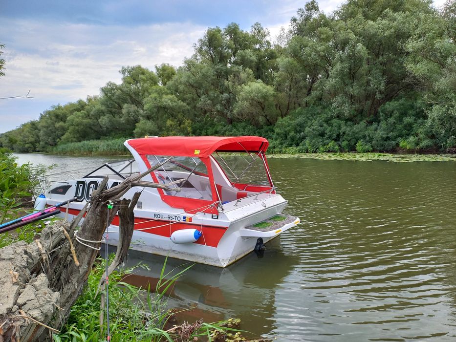 Vând Barcă cu motor
