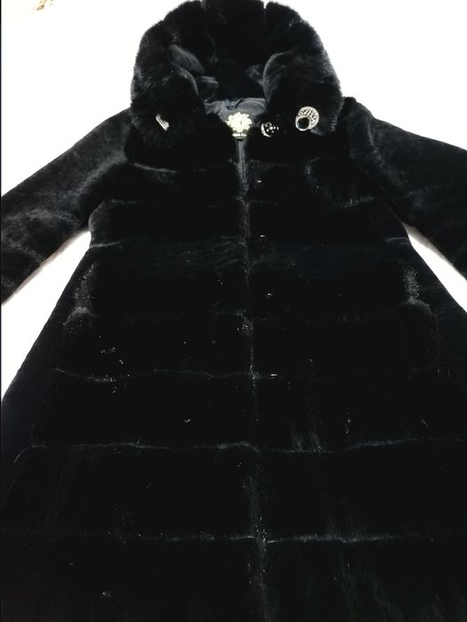 Продам шубу с капюшоном мутон с норкой