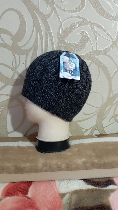 Продаю две мужские шапки.