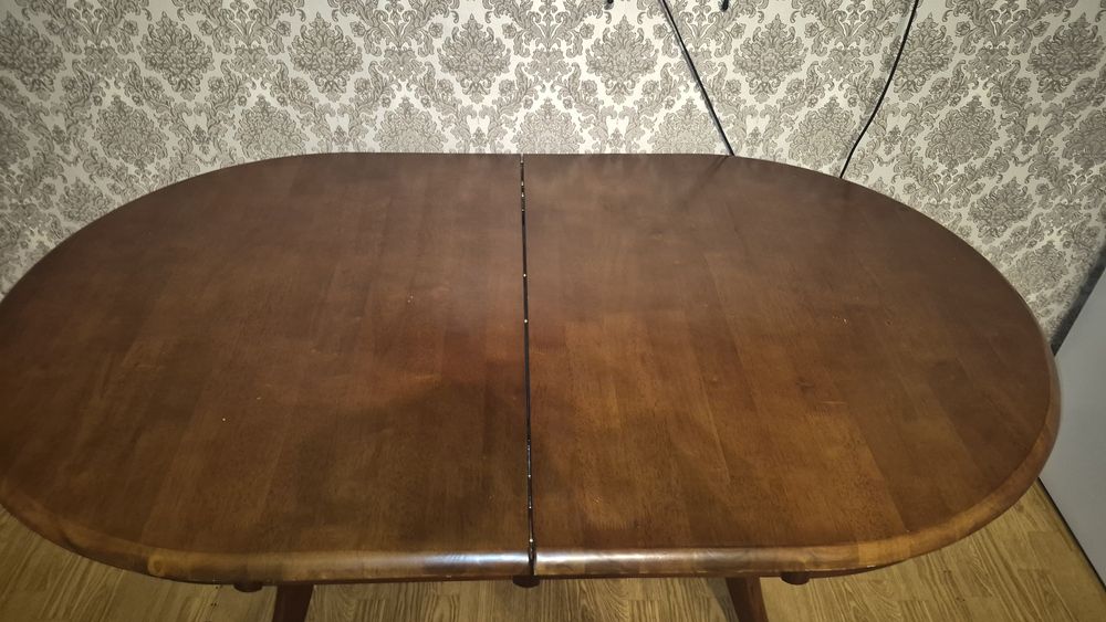 Круглый стол для гостинной