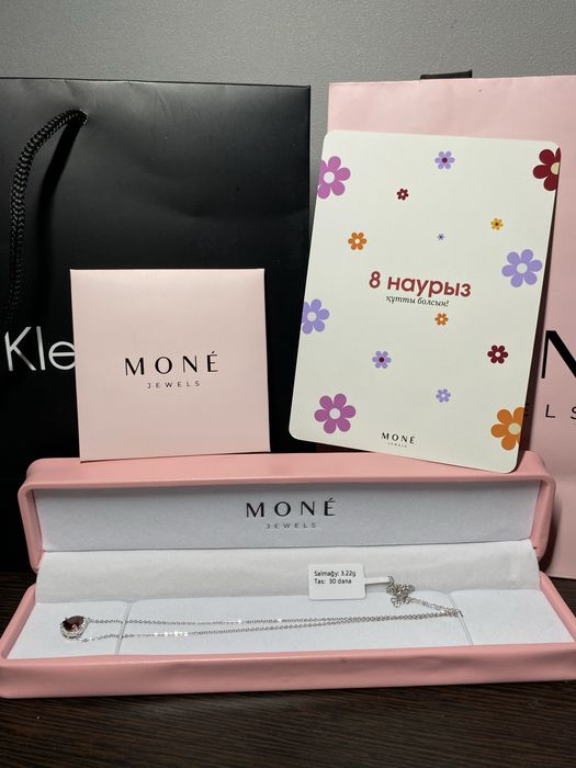 Продам серебрянную цепочку с подвеской MONE