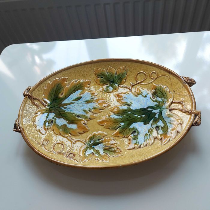 Platou antic ceramică Majolica anii 1900 – Frunze viță de vie în relief (Piesă colecție)
