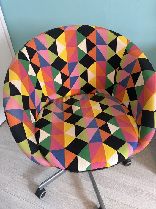 Шарен въртящ се стол