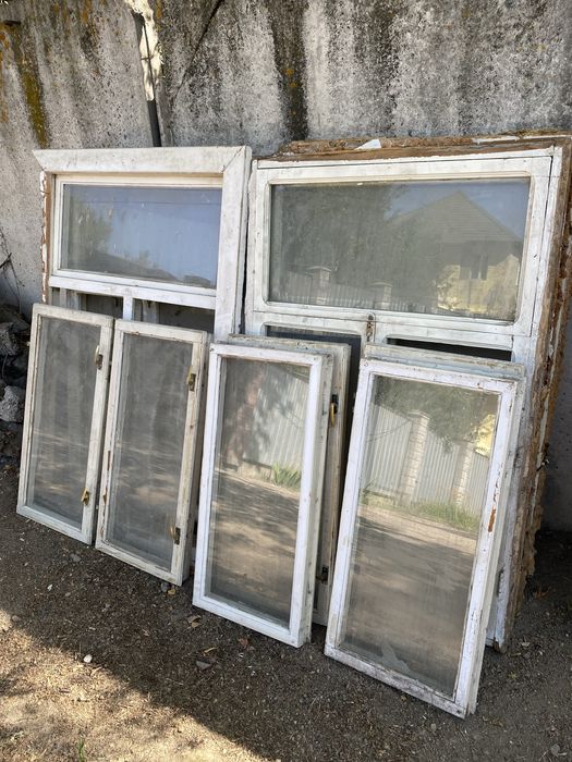 Терезе ағаштан жасалған