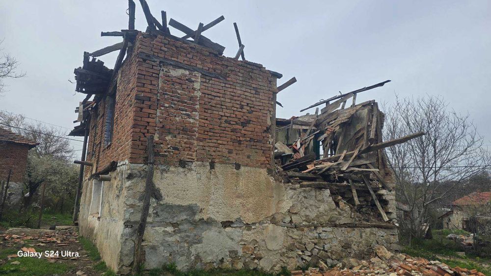 Продавам стара къща,която е за събаряне.