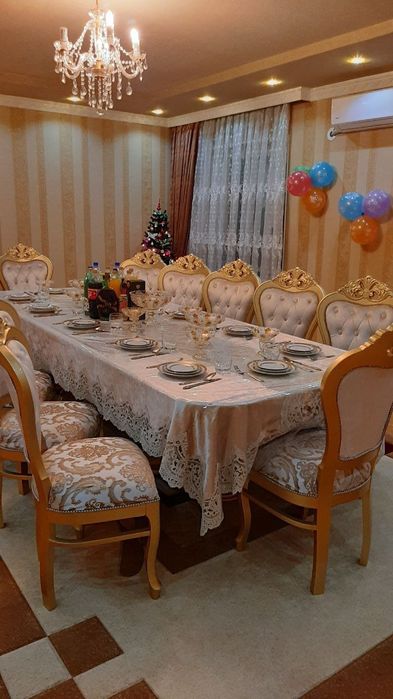 Продается стол со стульями.