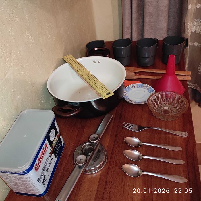 ГОЛЯМ кухненски ЛОТ-тенджера,затварачка,лъжици,чаши супер евтино!