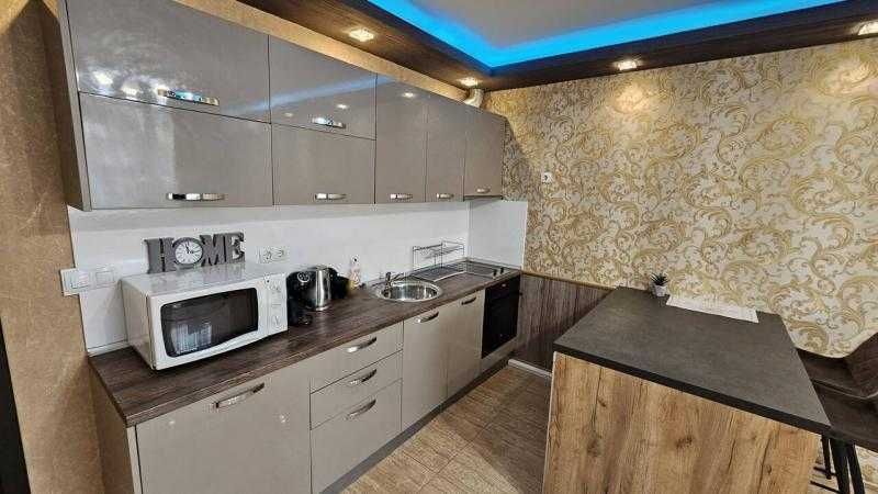 Елегантно обзаведен тристаен апартамент под под наем в Лазур!