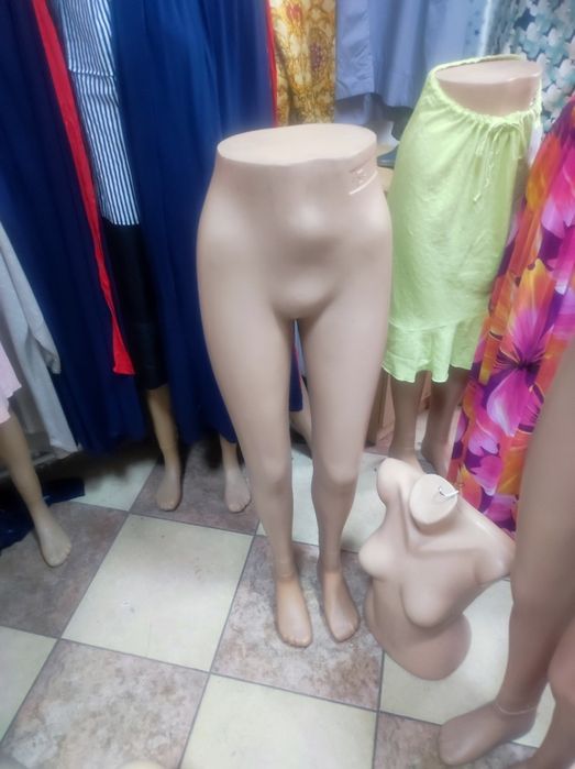 Распродажа одежды и манекенов