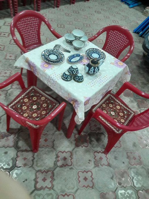 Tadbir uchun stul-stol va idishlar to‘plami sotiladi