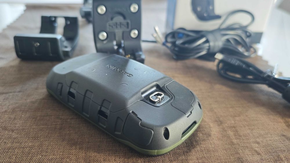 GPS Навигация Garmin Montana 610 със зареждаща стойка RAM монтаж