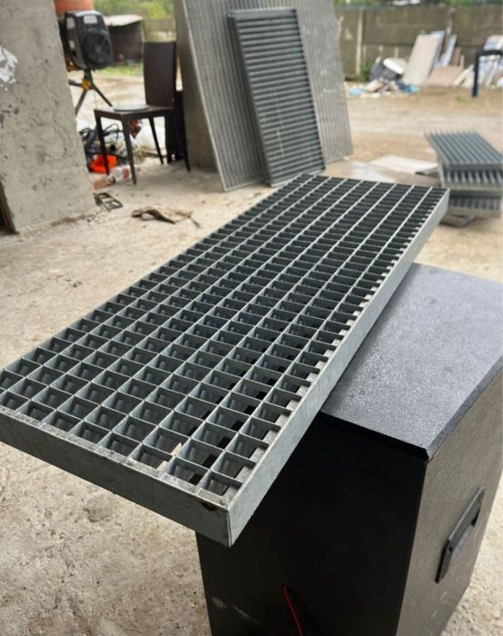 Scari metalice zincate si trepte zincate