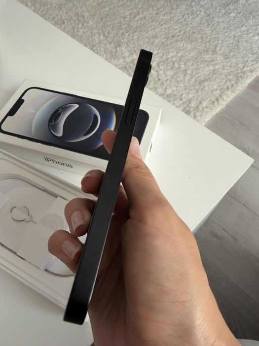 iPhone 16 e чисто нов