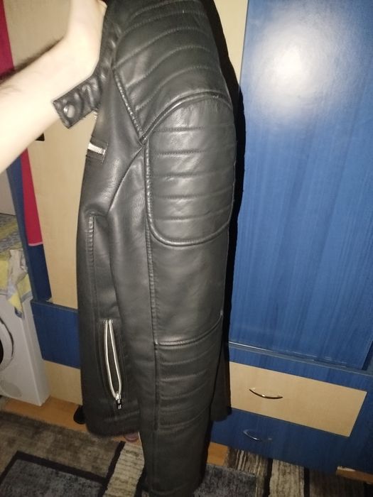 Vând haina piele pe negru nepurtat merge  pentru un moto