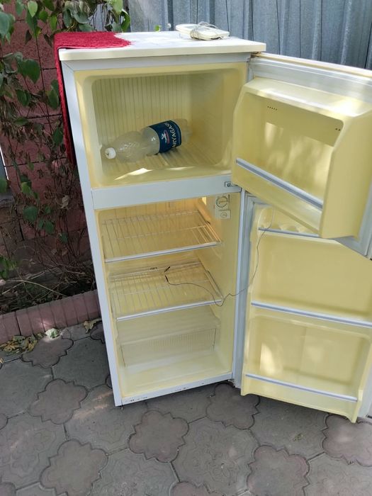 продам двухкамерный холодильник daewoo
