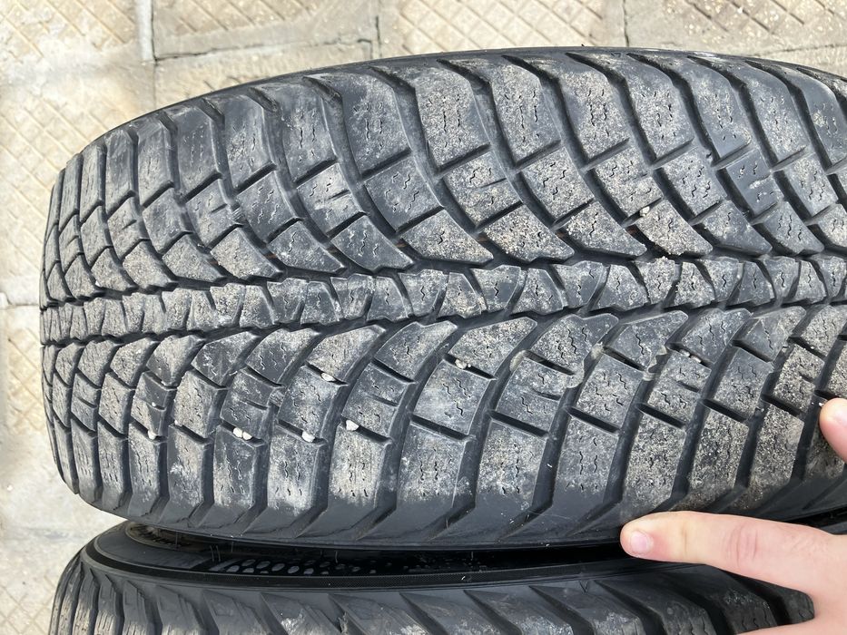 2 броя зимни гуми Kumho 205 45 17 с борд