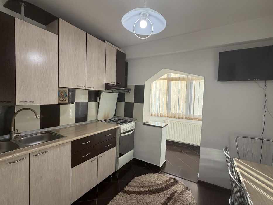 Inchiriez apartament 3 camere decomandat-350€