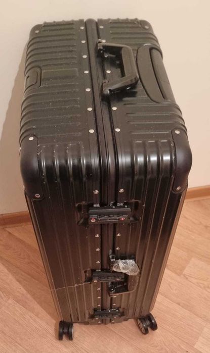 Продаётся чемодан дорожный