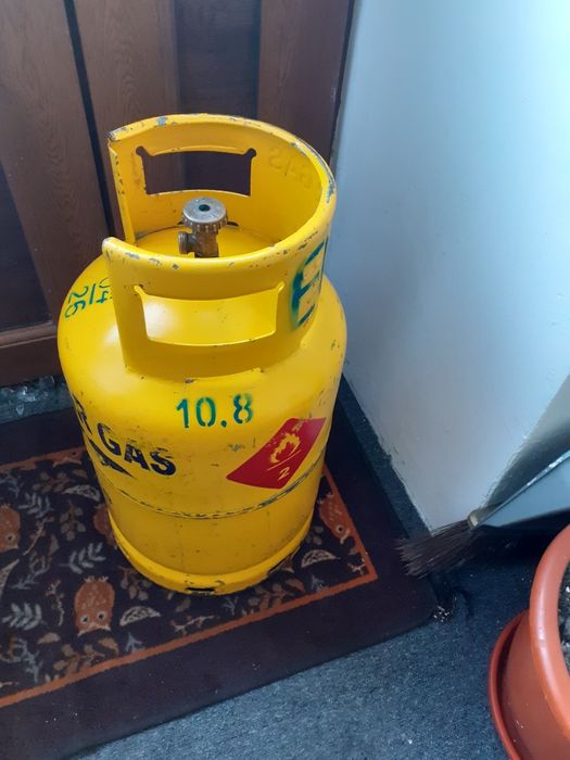 Vând butelie galbenă .