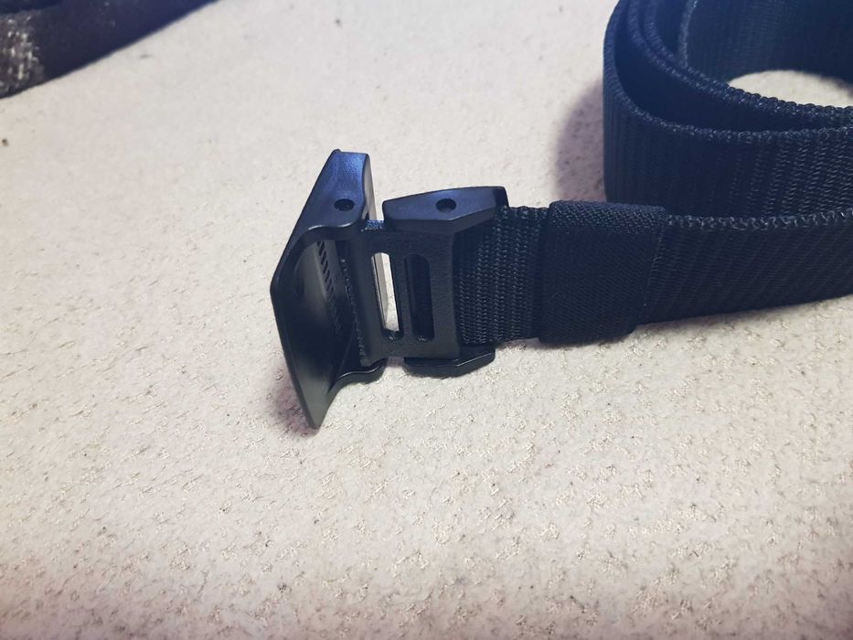 мъжки черен колан с автоматична пластмасова тока, лек и удобен